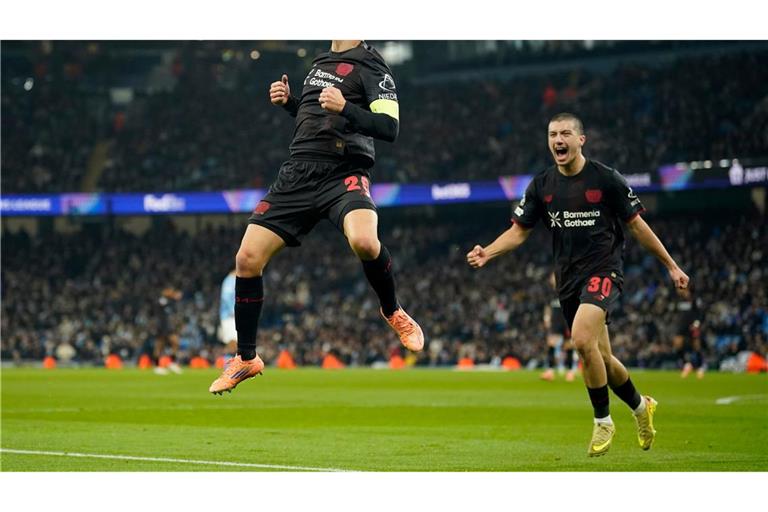 Leverkusens Alejandro Grimaldo jubelt nach seinem Führungstreffer.