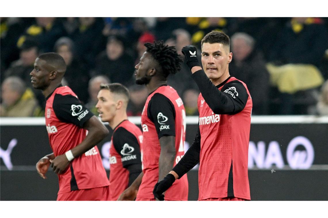 Borussia Dortmund verliert gegen Leverkusens Frühstarter Leverkusens Patrik Schick (r) bejubelt sein Tor zum 3:1.