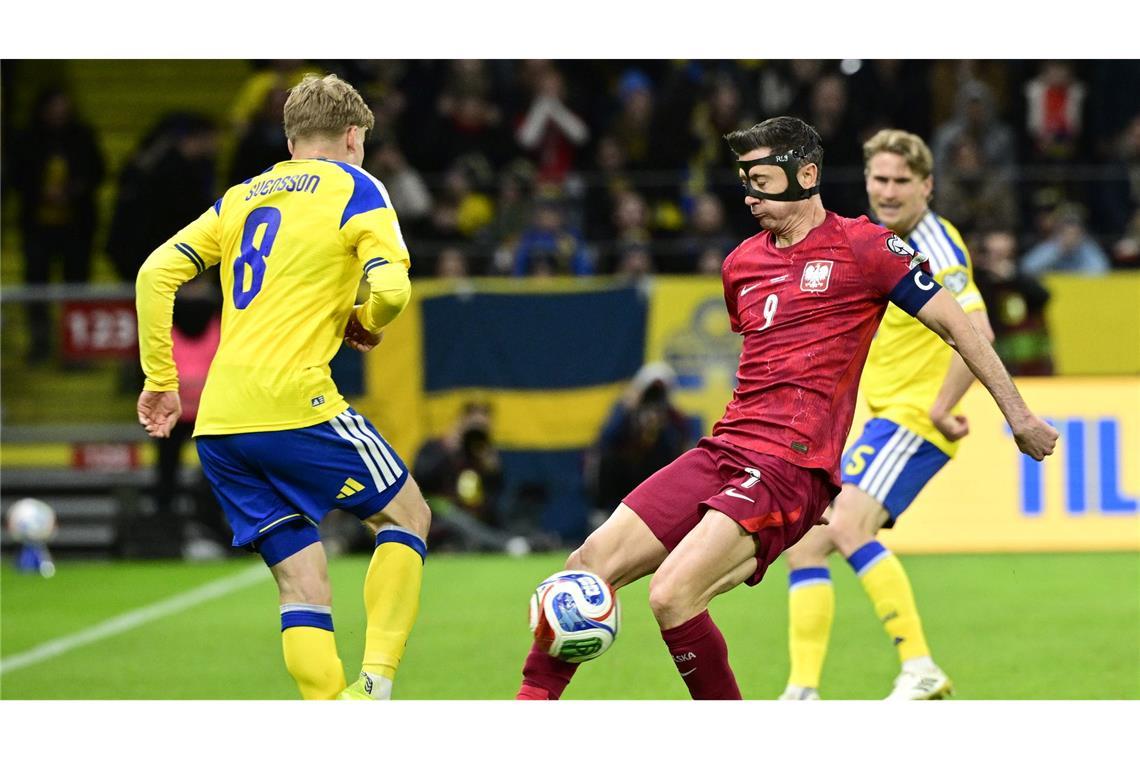 Lewandowski spielte in Stockholm mit Gesichtsmaske.