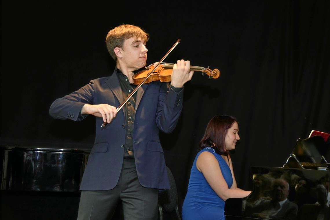 Lewin Creuz beeindruckt beim Konzert mit seinen Interpretationen, bei denen er die Emotionen tief auslotet und in Bezug aufs Tempo schon fast artistisch unterwegs ist. Seine Schwester Pauline begleitet ihn am Klavier. Foto: Elisabeth Klaper