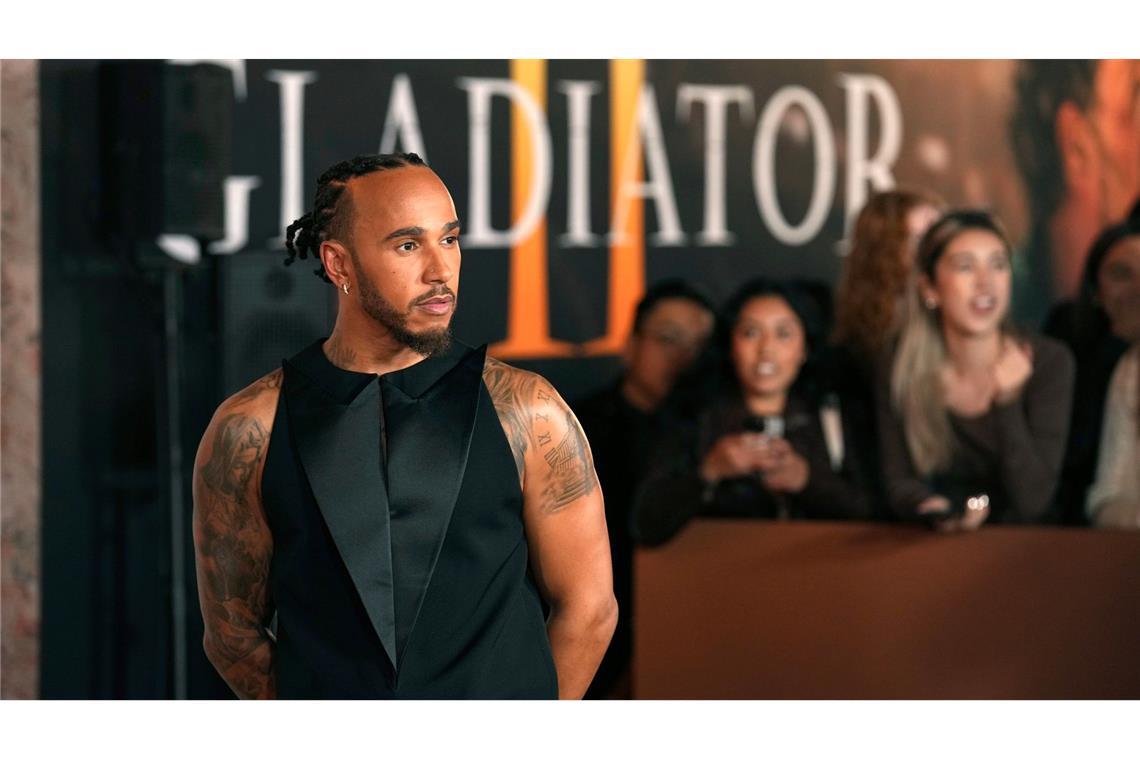Jetzt in Rot: Hamiltons Neubeginn mit 40 Jahren Lewis Hamilton fühlt sich auch auf roten Teppichen mit Hollywoodstars wohl.