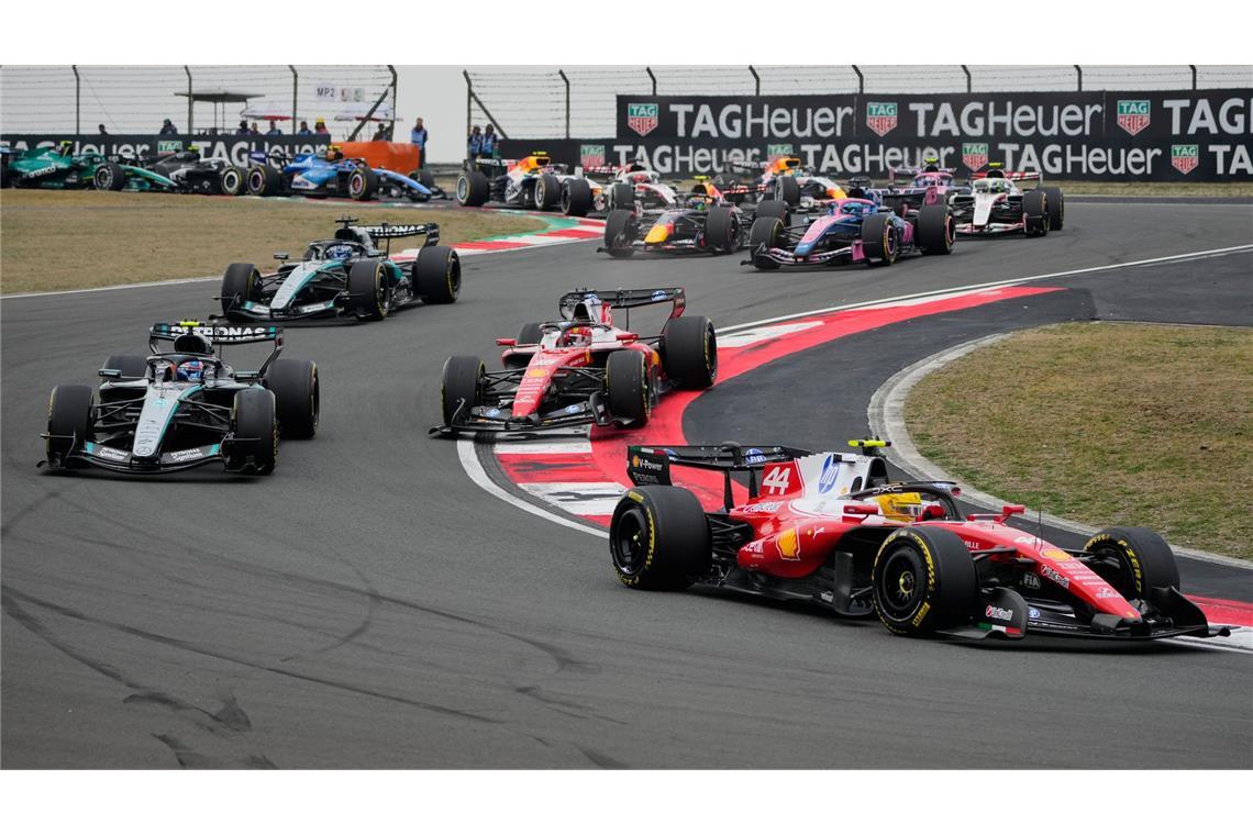 Lewis Hamilton führt das Feld in die erste Kurve.