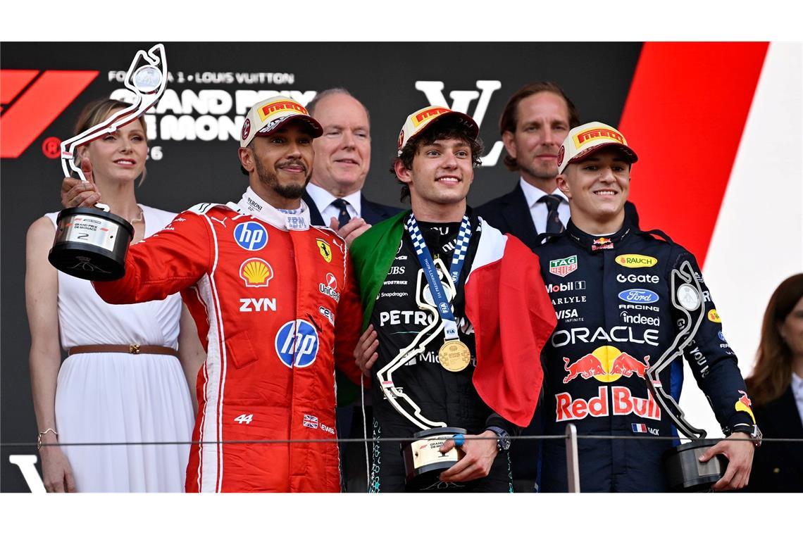 Lewis Hamilton ist älter als Monaco-Sieger Kimi Antonelli (M) und der Dritte Isack Hadjar (r) zusammen.
