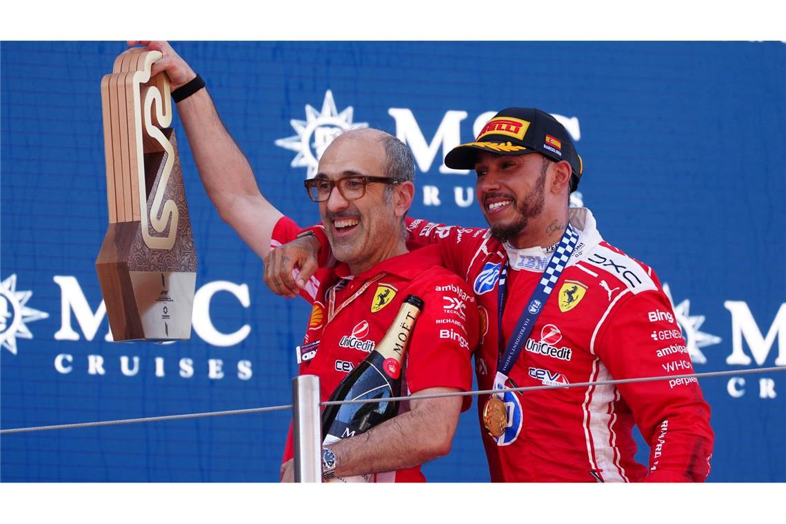 Lewis Hamilton (r) und sein Renningenieur Carlo Santo haben den Ferrari-Aufschwung organisiert.