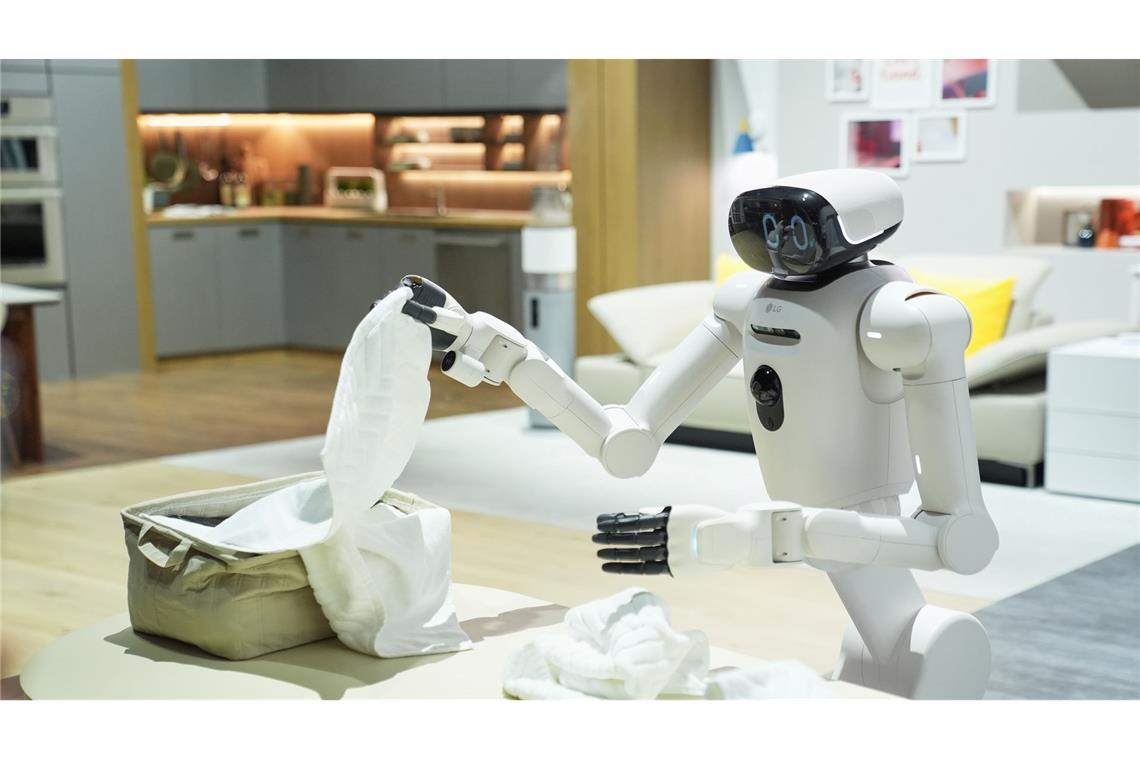 LG zeigte auf der CES einen humanoiden Roboter, der mit Hilfe von KI die getrocknete Wäsche ordentlich faltet.