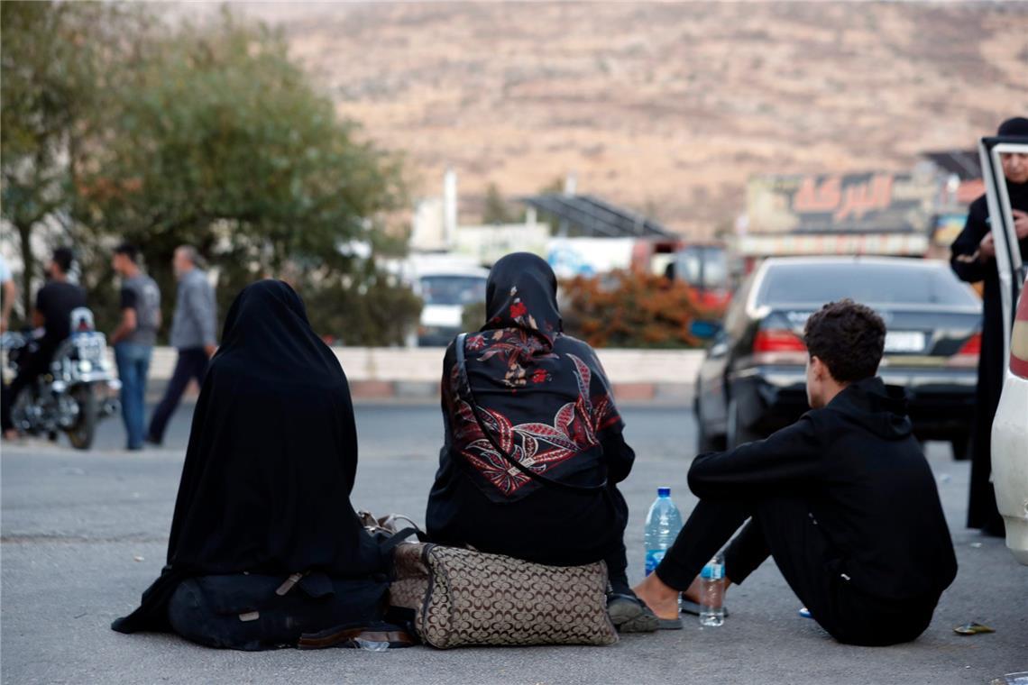 Israels Armee erklärt weitere Hamas-Geisel für tot Libanesen, die vor dem israelischen Bombardement fliehen, sitzen auf dem Boden, nachdem sie den syrisch-libanesischen Grenzübergang in Jdaidet Yabous überquert haben.