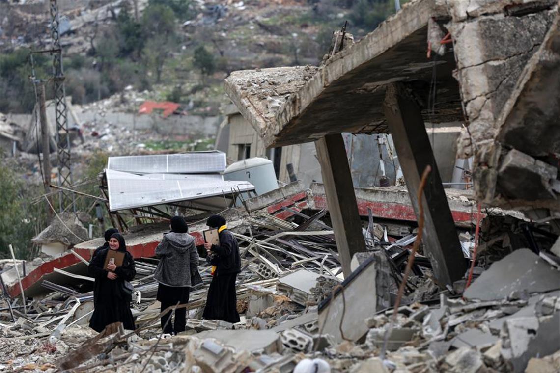 Libanesisch-muslimische schiitische Frauen inspizieren ihr zerstörtes Haus im südlibanesischen Grenzdorf Ayta ash-Shaab, nachdem sie in ihr verwüstetes Dorf zurückgekehrt sind. (Archivbild)
