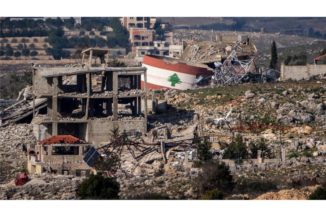 Israel zieht sich bis auf fünf Posten aus Südlibanon zurück Libanesisches Dorf, aufgenommen von Israel aus. (Archivbild)