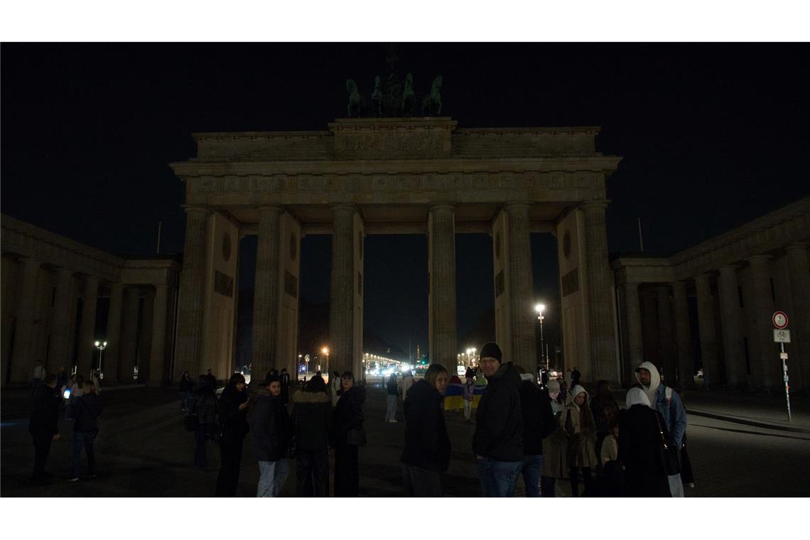 Licht aus am Brandenburger Tor - "Earth Hour" in Deutschland Licht aus am Brandenburger Tor - mit der weltweiten Aktion Earth Hour will die Umweltschutzorganisation WWF ein Zeichen für mehr Klimaschutz setzen.