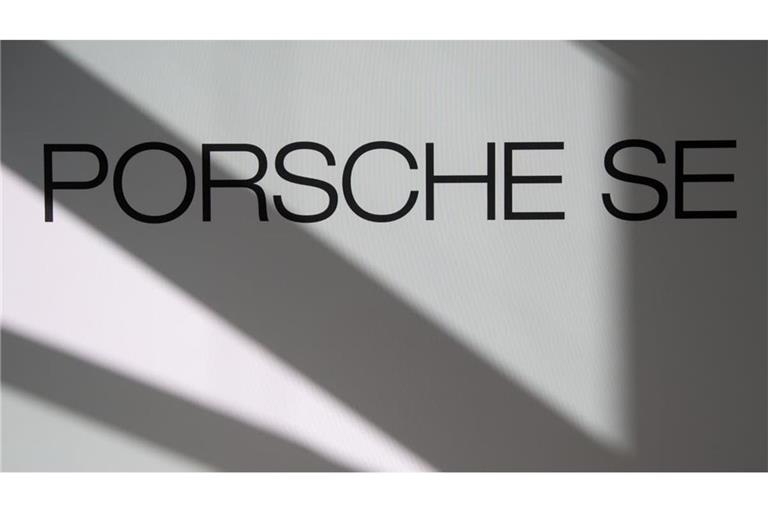 Licht und Schatten: der Schriftzug der&nbsp; Porsche&nbsp; SE bei einer Bilanzpressekonferenz
