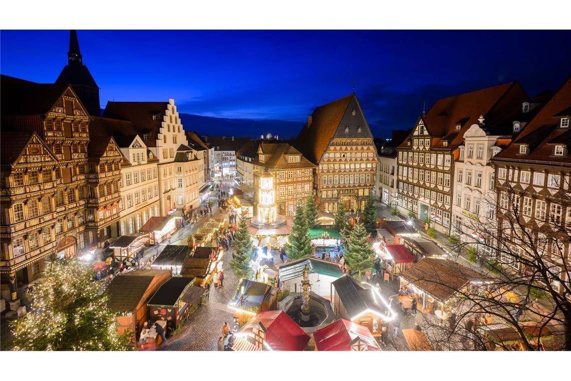 Lichter leuchten auf dem Hildesheimer Weihnachtsmarkt auf dem historischen Marktplatz mit dem Knochenhaueramtshaus.