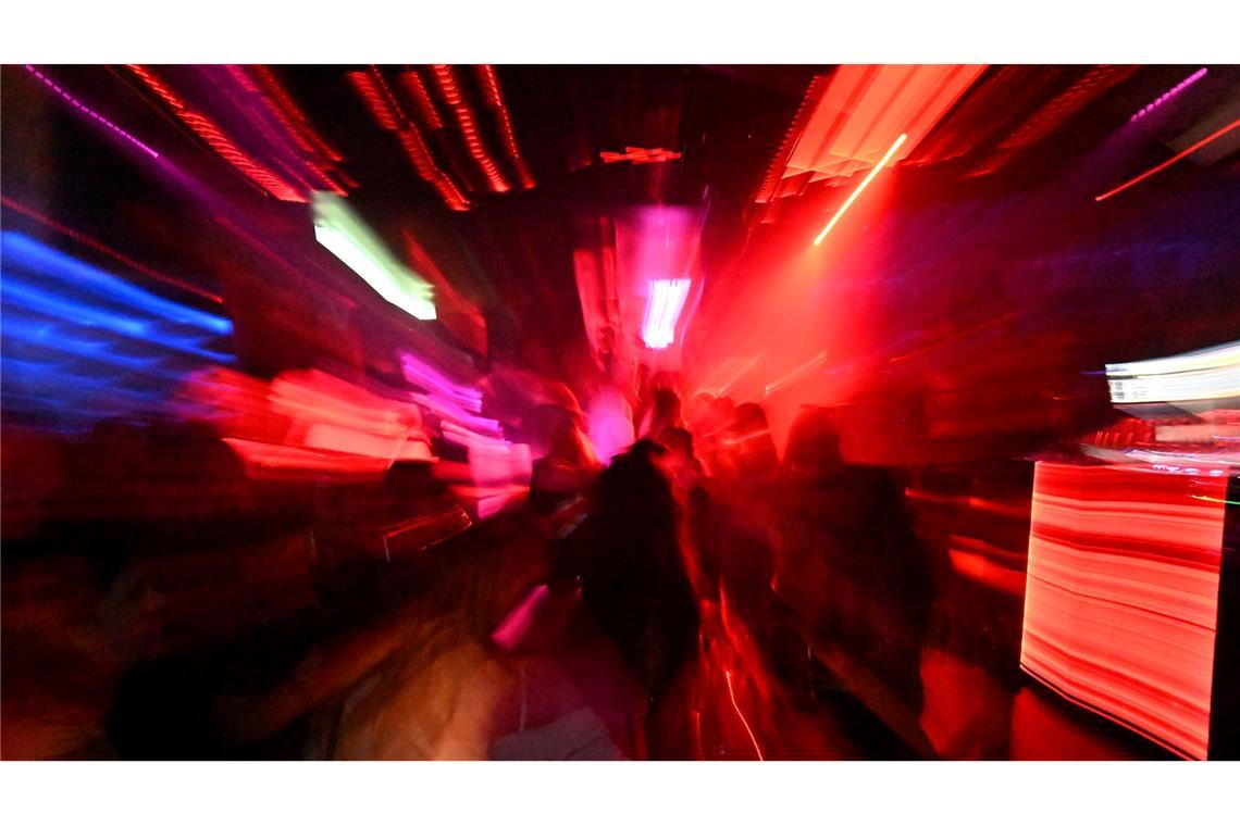 Der drohende Untergang des Nachtlebens Lichter, Tanzen, Rausch - mitten in der Nacht: Gäste tanzen in einem Club - hier in München. (Archivbild)