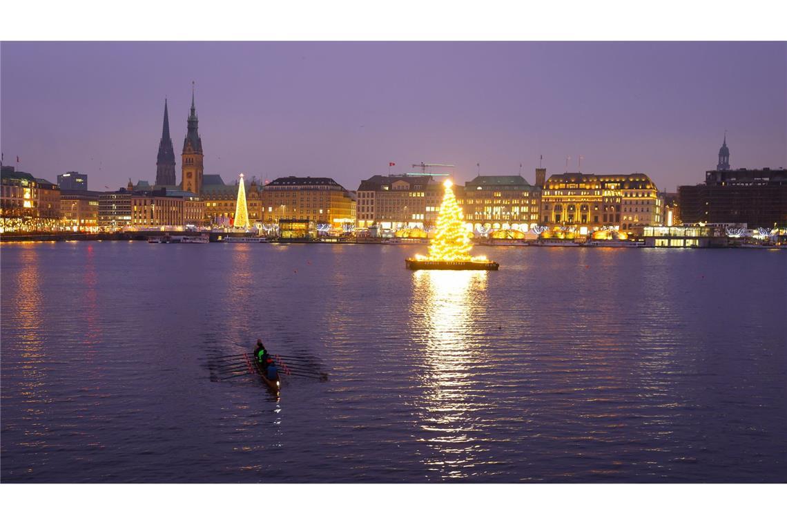 Lichterglanz auf der Binnenalster: Weihnachtliche Stimmung in Hamburg