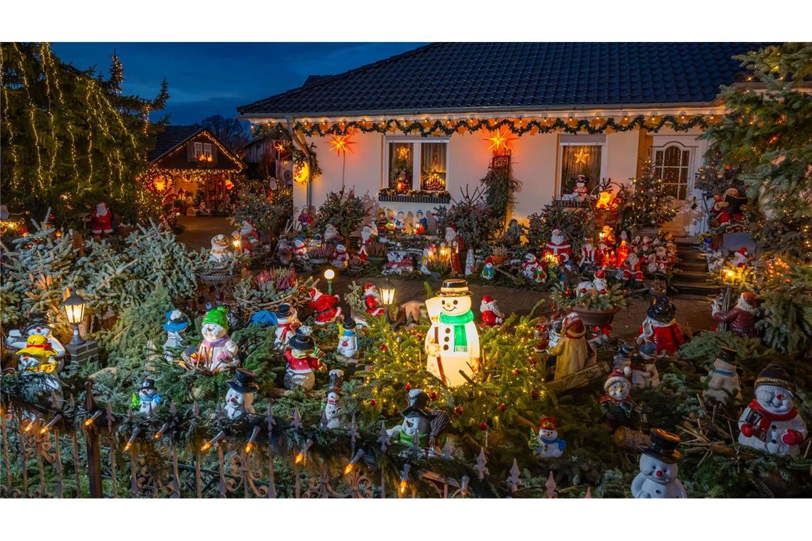 Funkeln fürs Fest - Weihnachtshäuser erstrahlen Lichterketten, Leuchtsterne sowie Hunderte Weihnachts- und Schneemänner können Besucher im Hof von Gisela Liebsch und Gerd Mörl im brandenburgischen Straupitz bewundern.