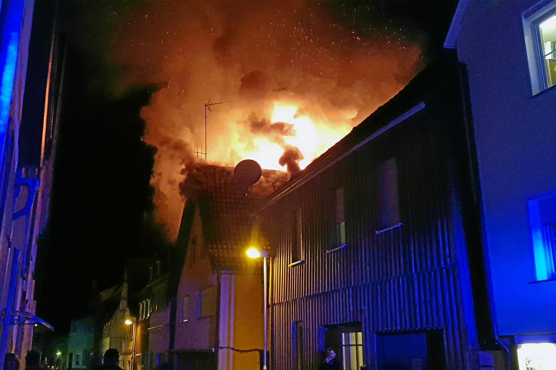Lichterloh: Aus dem Dachstuhl des Hauses an der Ecke Mittelgasse/Obere Schulgasse schlagen hohe Flammen. Fotos: J. Fiedler