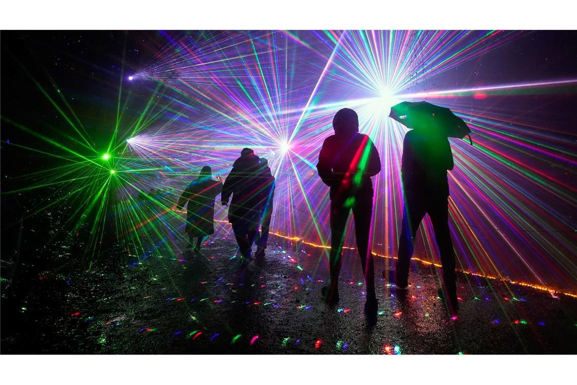 Lichterzauber in Surrey: Besucher eröffnen den ‚Windsor Great Park Illuminated‘-Pfad