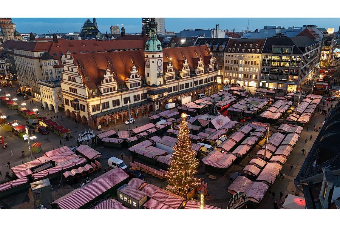 Bilder des Tages Lichtprobe für den Leipziger Weihnachtsmarkt vor der Kulisse des Alten Rathauses