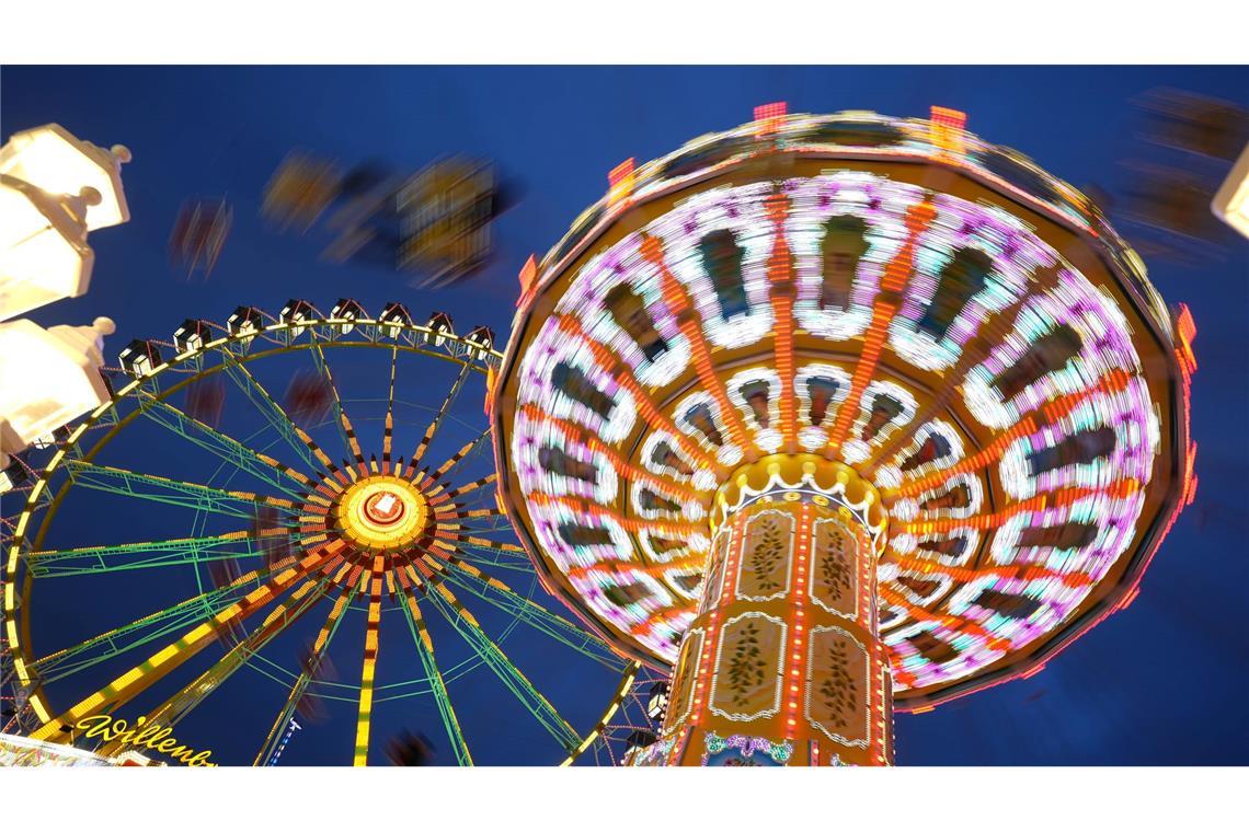 Bilder des Tages Lichtspektakel: Dombesucher fahren im Kettenkarussell des Hamburger Winterdoms auf dem Heiligengeistfeld.