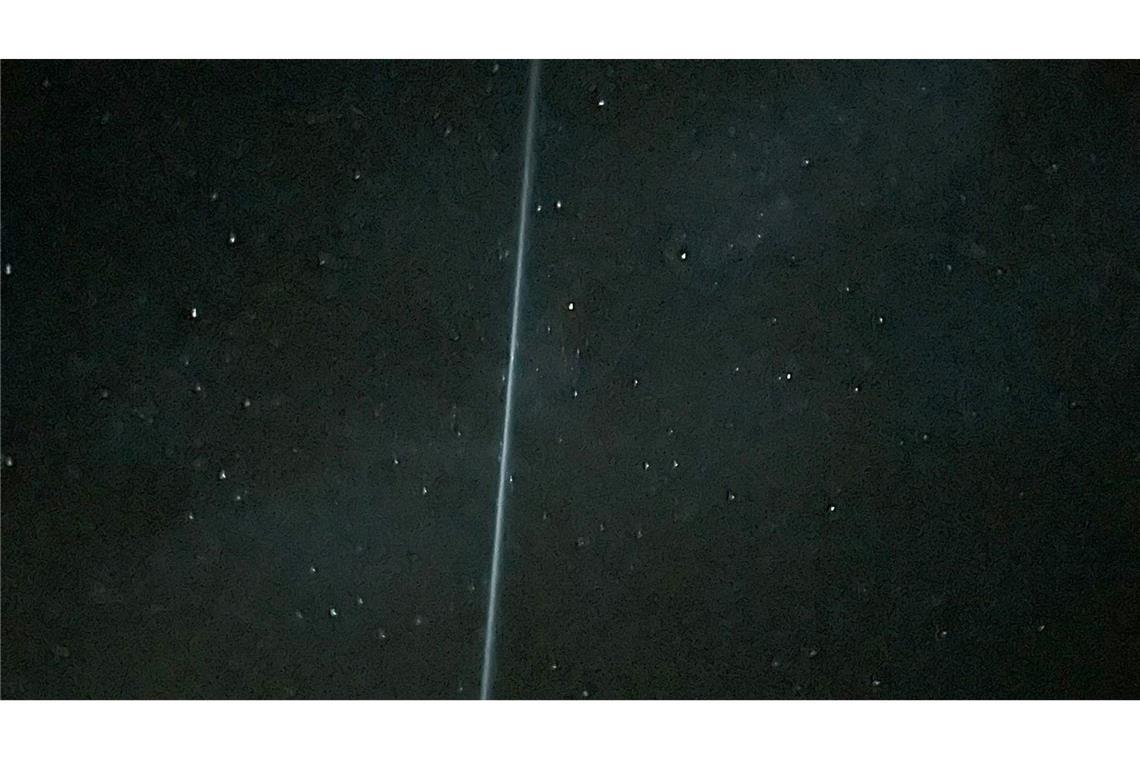 Ungewöhnlich großer Lichtstreifen am Himmel - Rätsel gelöst Lichtstreifen kam von Treibstofftropfen einer chinesischen Rakete (Foto-Handout)