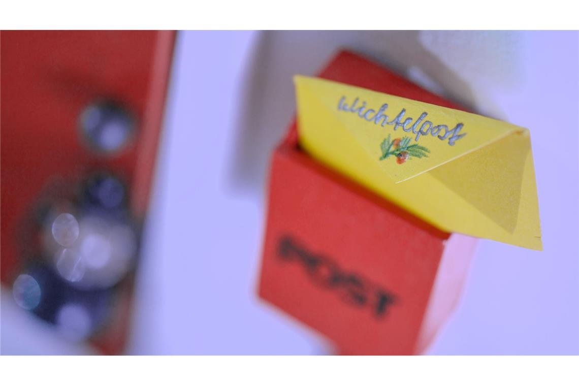 Trendiger Weihnachtszauber für Kinder: Die Wichteltür "Liebes Menschenkind": Jeden Tag gibts einen Wichtelbrief an die Hausbewohner