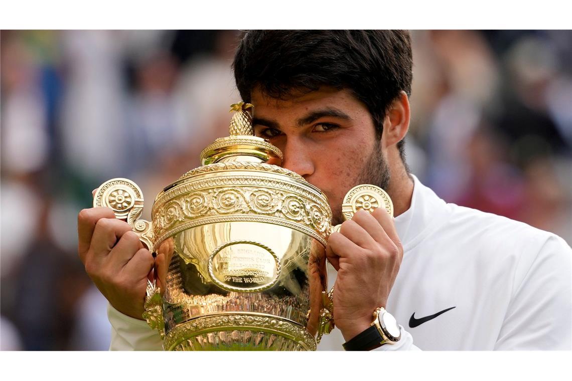 Liebkosung für den Pokal: Tennisprofi Carlos Alcaraz freute sich sichtlich über den Sieg im Wimbledon-Final 2023. (Archivbild)