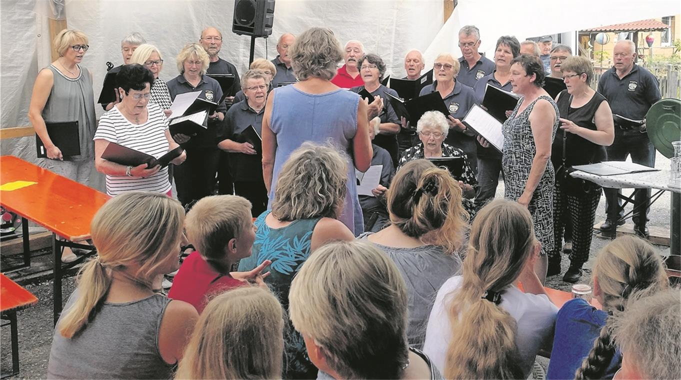 Lieder, Gespräche und schwäbische Leckereien Lieder für die Gäste bei der Hocketse – zusammen vorgetragen vom Gesangverein Westermurr und Fornsbach. Fotos: privat