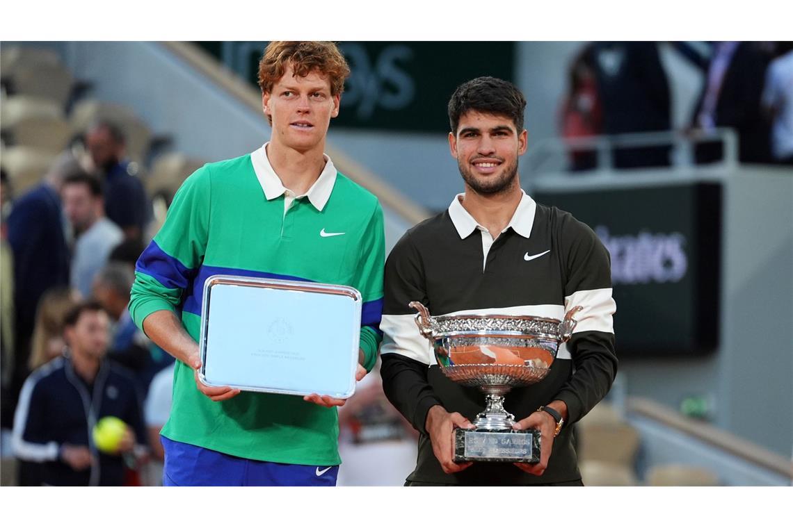 Pressestimmen zu Alcaraz-Triumph: "Ein Superheld" Lieferten großes Tennis und schrieben Geschichte: Sieger Carlos Alcaraz (r) und Jannik Sinner