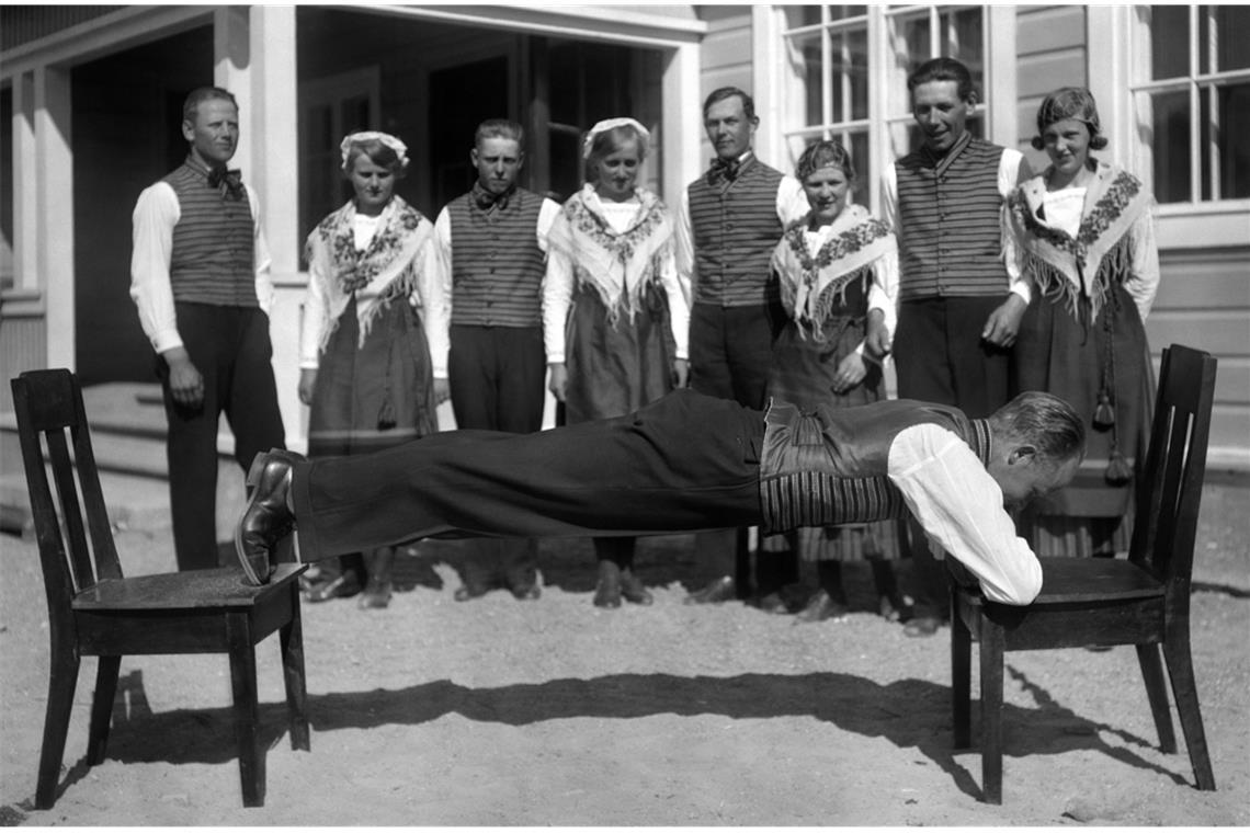 Liegestützen auf zwei Stühlen: Auch das eine traditionelle Vergnügungsart unter finnischen Bauersleuten anno dazumal.
