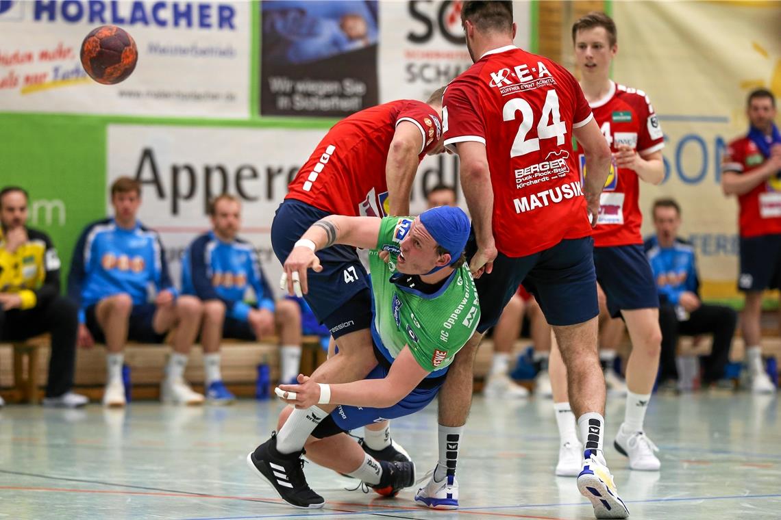 Ließ sich von einer Platzwunde nicht stoppen: Jakub Strýc. Der Kreisläufer feierte mit dem HC Oppenweiler/Backnang zum Auftakt der Aufstiegsrunde einen 33:30-Sieg über Horkheim. Foto: A. Becher