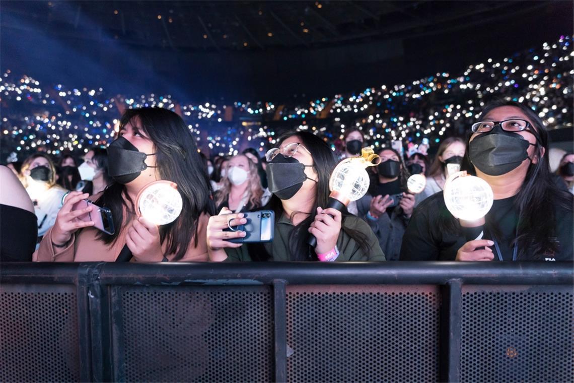 Diese Tipps und Tricks teilen Fans Lightsticks sind ein beliebtes Accessoire auf K-Pop-Konzerten, wie hier bei ATEEZ 2022 in Kalifornien.