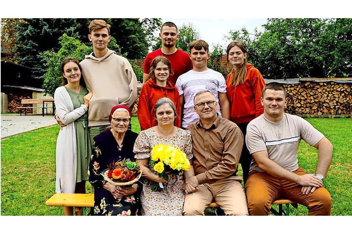 Siebenfache Mutter wird überraschend doch nicht abgeschoben Liliya Klassen (vorne, 2. von links) mit ihrem Mann, ihrer Mutter und ihren Kindern