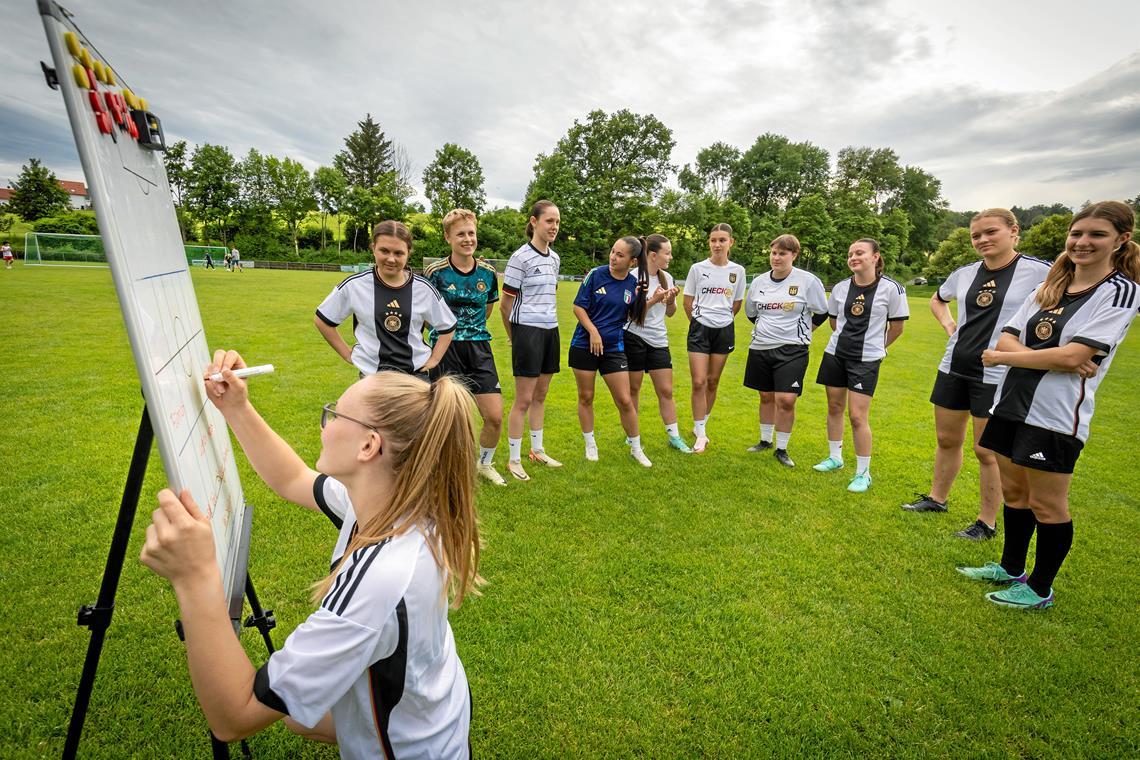 Ohne den Kapitän und mit neuem Torwart Lilli Übele schreibt die gemeinsam erarbeitete deutsche Aufstellung auf die Taktiktafel. Foto: Alexander Becher