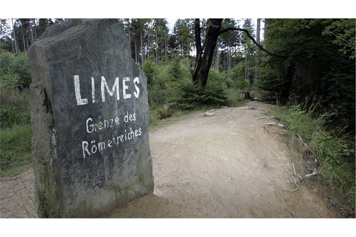 Wie der römische Limes bis heute die Psyche der Deutschen beeinflusst Limes-Grenze des Römischen Reiches - Stein mit Inschrift auf den Überresten des Grenzwalls in Saalburg.