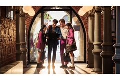 Lin Wang (Andrea Guo), Kieran (Frederic Balonier), James Beaufort (Damian Hardung), Ruby Bell (Harriet Herbig-Matten).