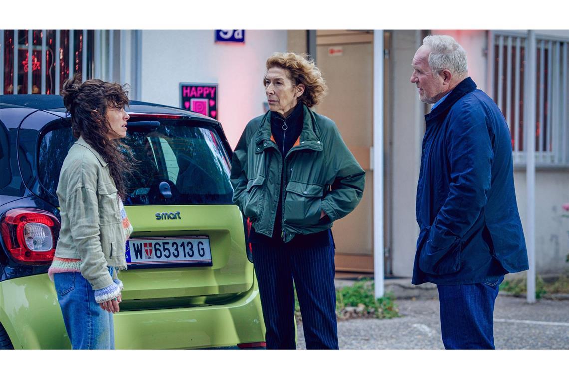 Linda Filipovic (Gabriela García-Vargas, li.), Bibi Fellner (Adele Neuhauser) und Moritz Eisner (Harald Krassnitzer).