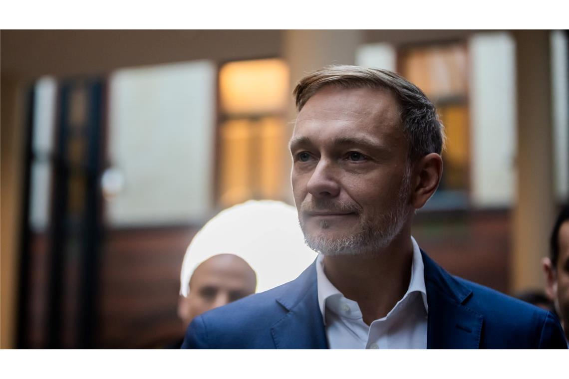 Lindner: Brauche meinen Porsche nun doch Lindner fährt jetzt offenbar auch S-Bahn. (Archivbild)