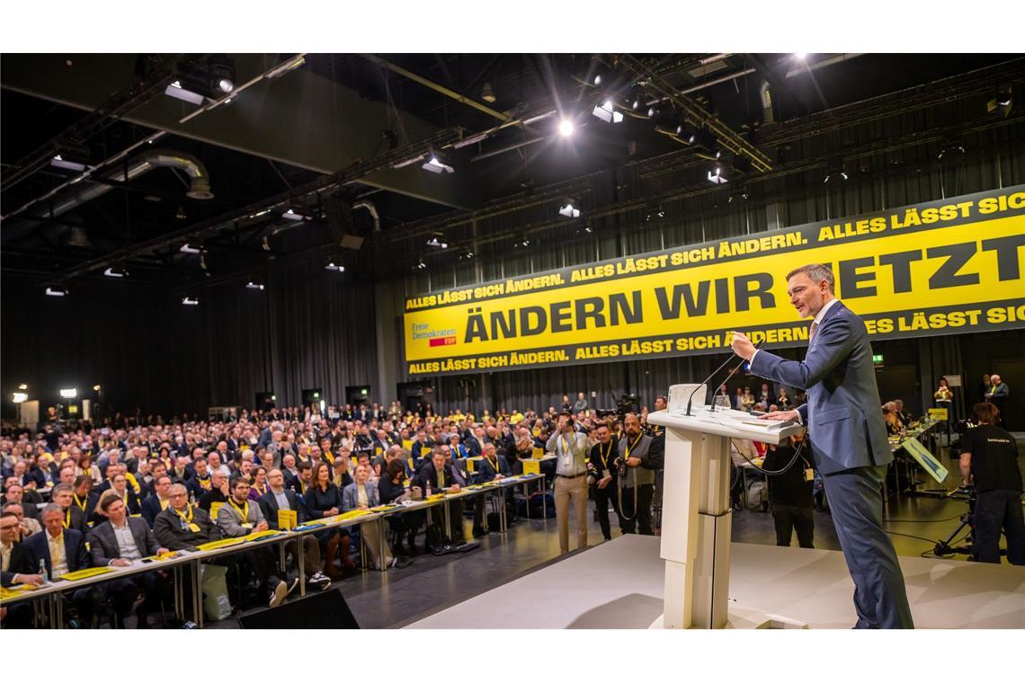 FDP kämpft: Wirtschaft zuerst und Schwarz-Grün verhindern Lindner gibt sich in seiner Rede kämpferisch.