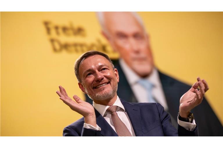 Lindner klatscht bei der Rede seines Vize Wolfgang Kubicki.