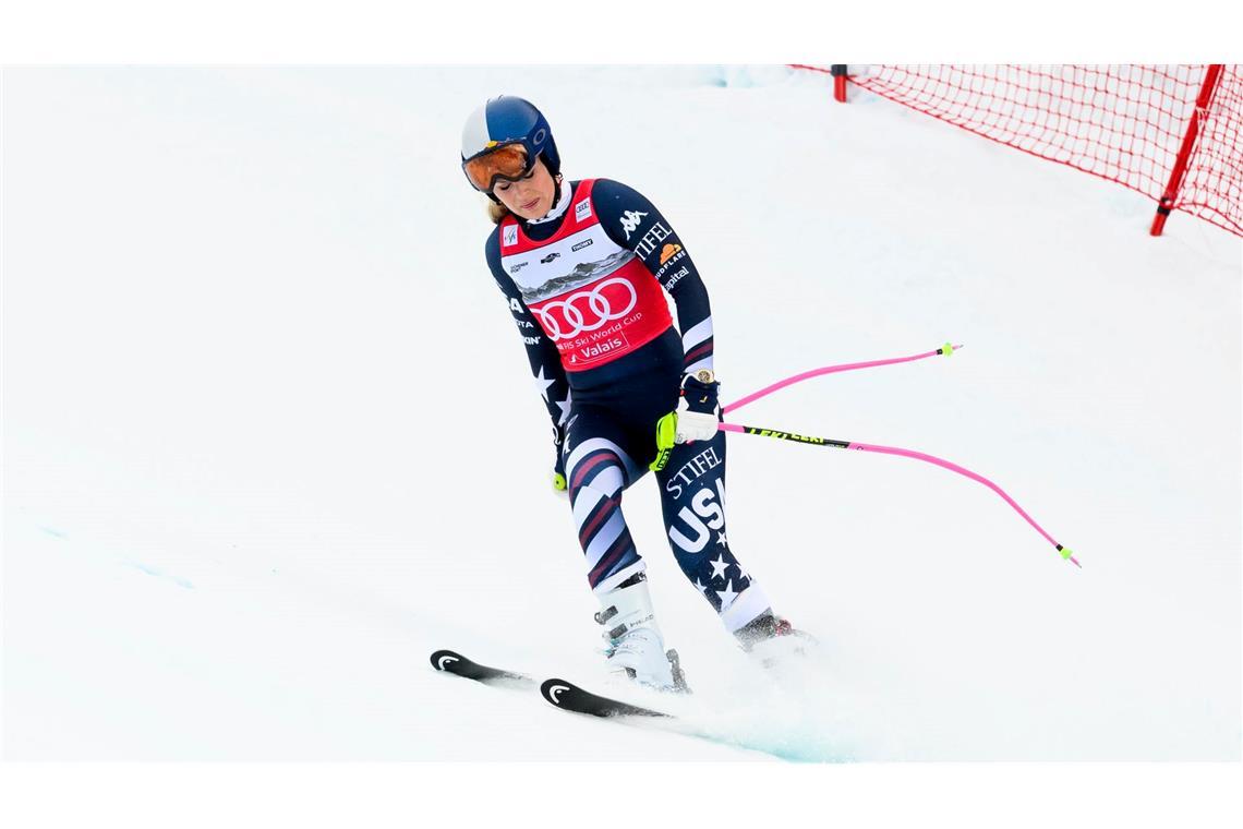 Lindsey Vonn rutscht nach ihrem Sturz in Crans-Montana langsam ins Ziel.