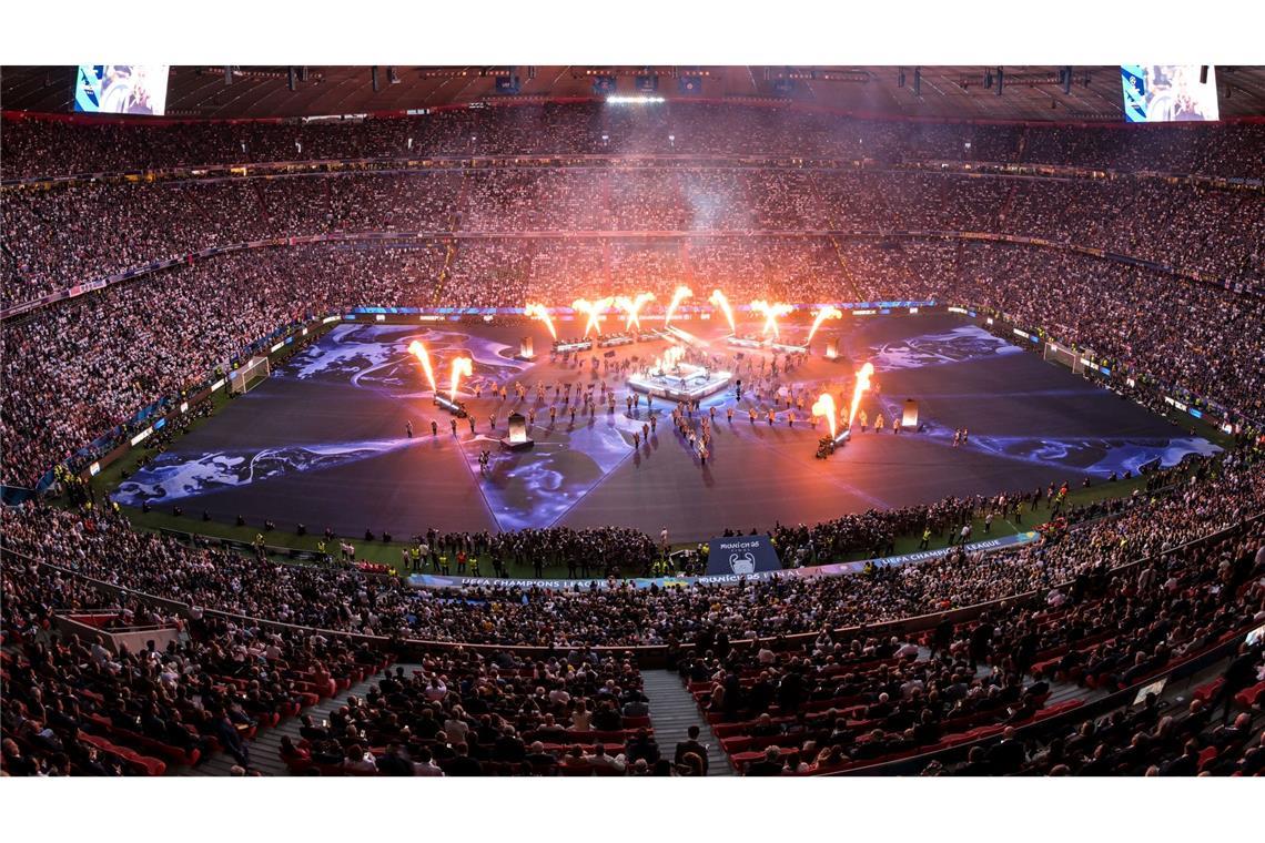 Legende van Basten schimpft über Final-Show von Linkin Park Linkin Park tritt vor dem Anpfiff auf.