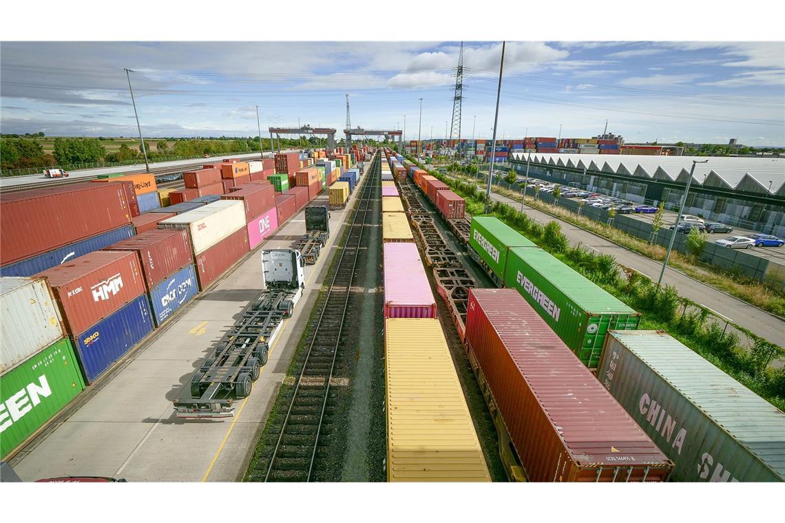 Wie man in Kornwestheim Containern über die Alpen hilft Links ausgeladene oder zur Beladung bereitstehende Container, in der Mitte die langen Gleise mit den Güterzügen.