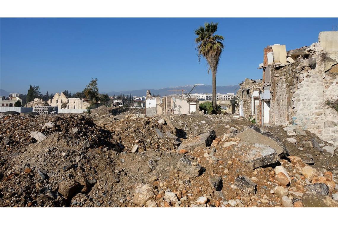 Links ist die Fassade der Kirche inmitten der Zerstörung zu sehen.