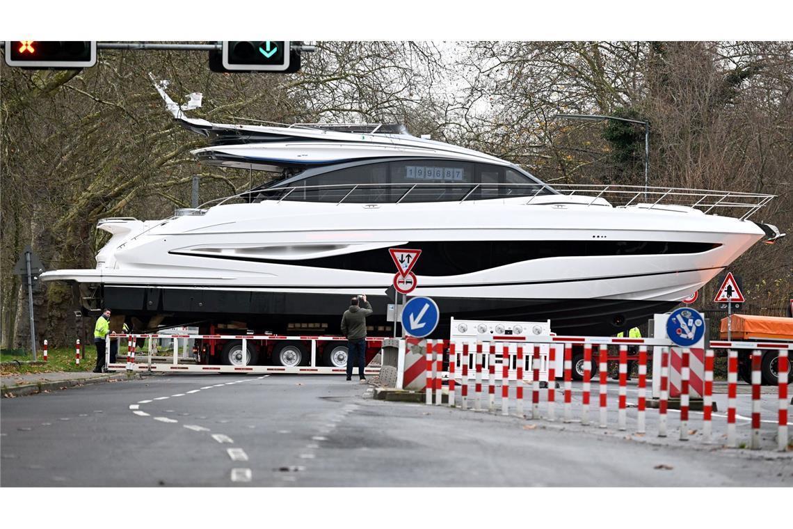 Bilder des Tages links vor rechts - 40-Tonner auf dem Weg zur "boot Düsseldorf"