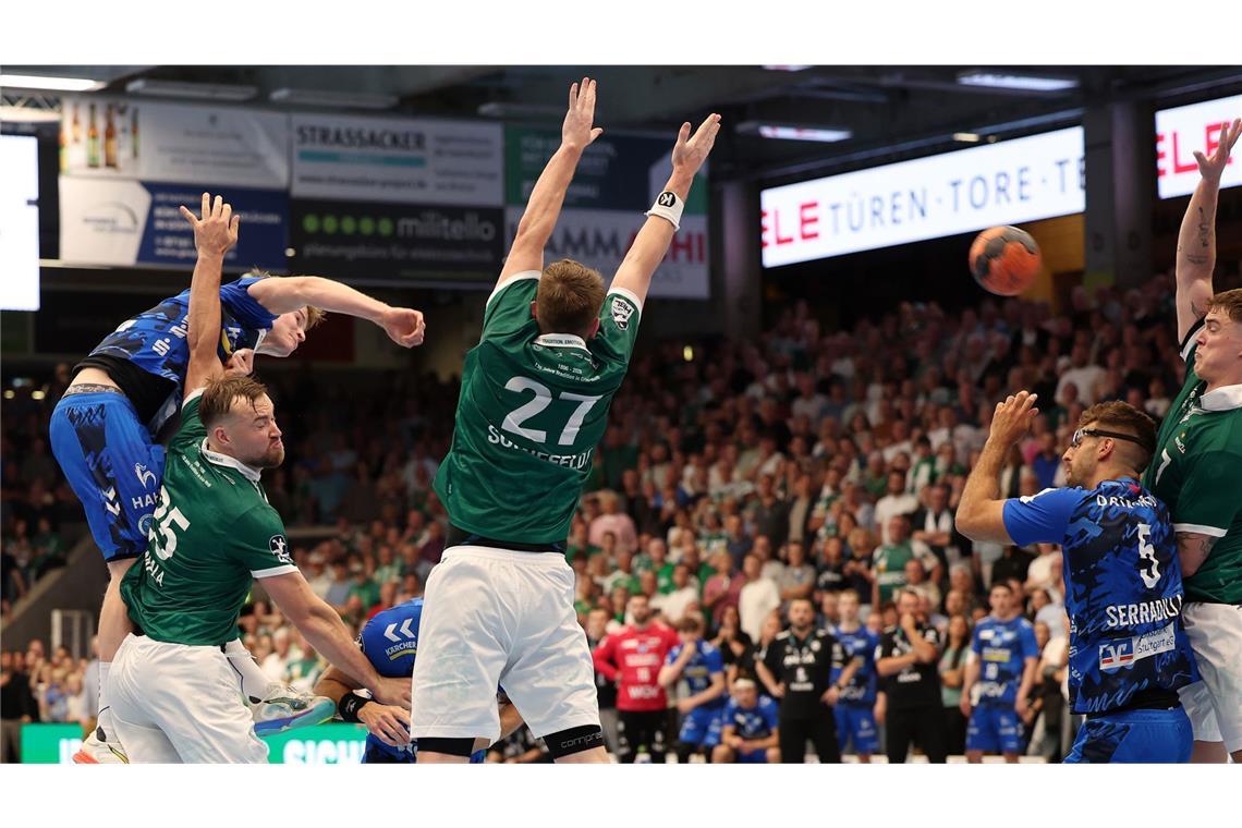 Linus Schmid erzielt das entscheidende Tor zum 33:32.