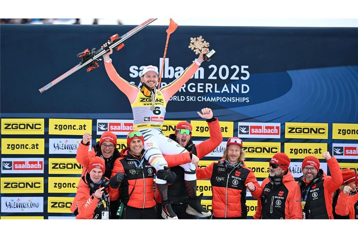 WM-Bronze: Straßer rettet deutsches Ski-Team vor Fiasko Linus Straßer lässt sich für Bronze feiern.
