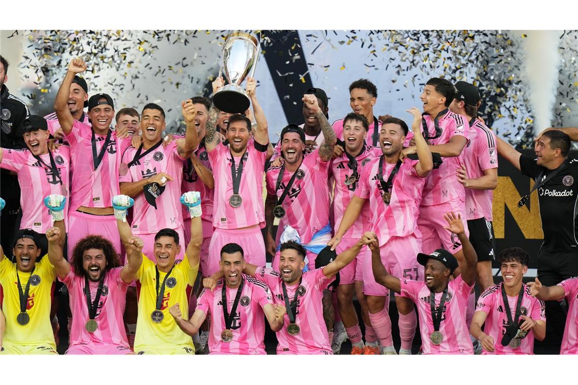 Lionel Messi (M) von Inter Miami feiert mit seinen Mannschaftskollegen nach dem Gewinn des MLS-Pokals.