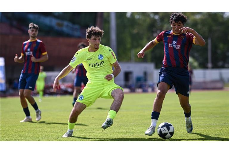 Lirijon Abdullahu (li.) will mit der U19 ins DFB-Pokal-Viertelfinale einziehen.