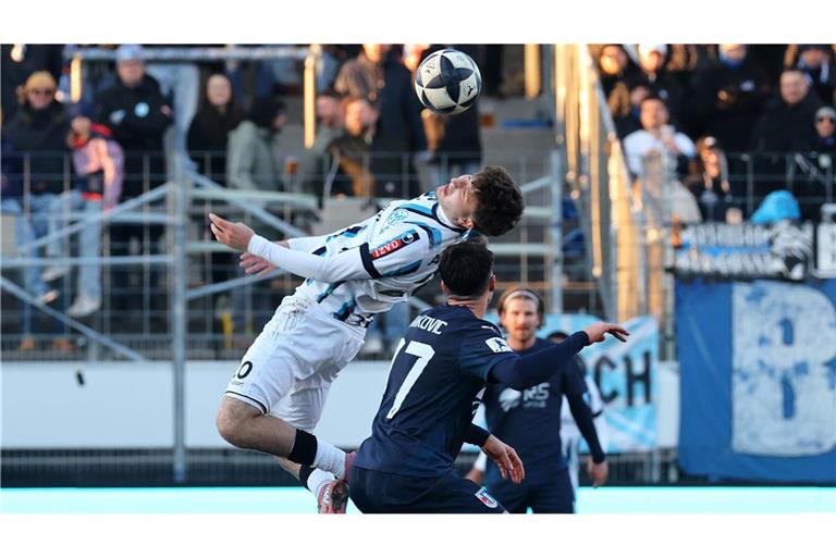 Lirijon Abdullahu (oben) kam gegen Fulda im Regionalligateam zum Einsatz, am Mittwoch könnte er für die A-Junioren im Pokal gegen Ulm am Ball sein.    
Foto: Baumann