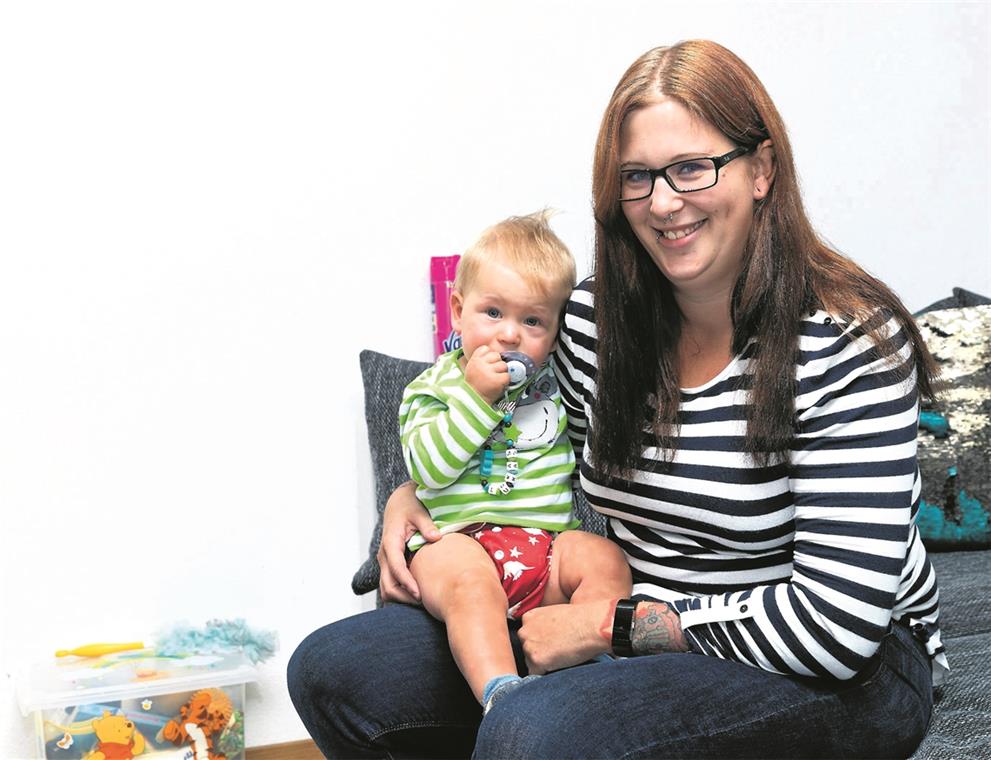 In trockenen Tüchern Lisa Körner mit Lukas. Ihr einjähriger Sohnemann ist an Stoffwindeln gewöhnt. Foto: J. Fiedler