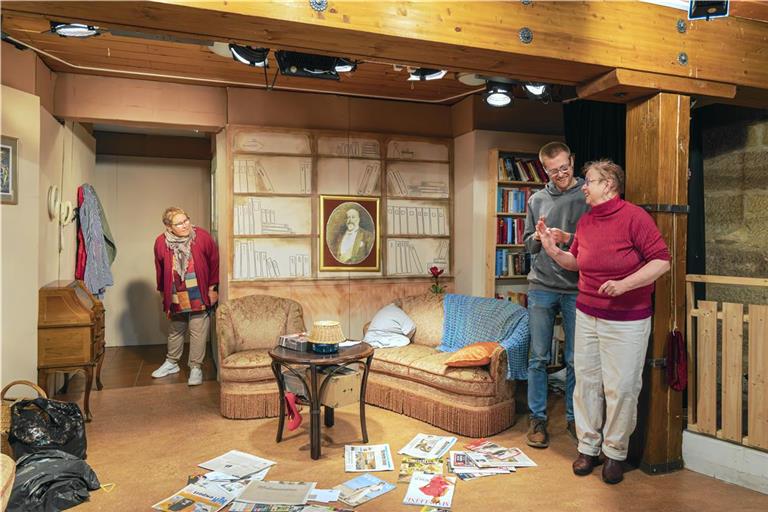 Lisbeth (Elke Döderlein, links) wundert sich und spitzt die Ohren, was Florian (Axel Harsch) und Kerstin (Petra Neumann) zu besprechen haben. Foto: Stefan Bossow
